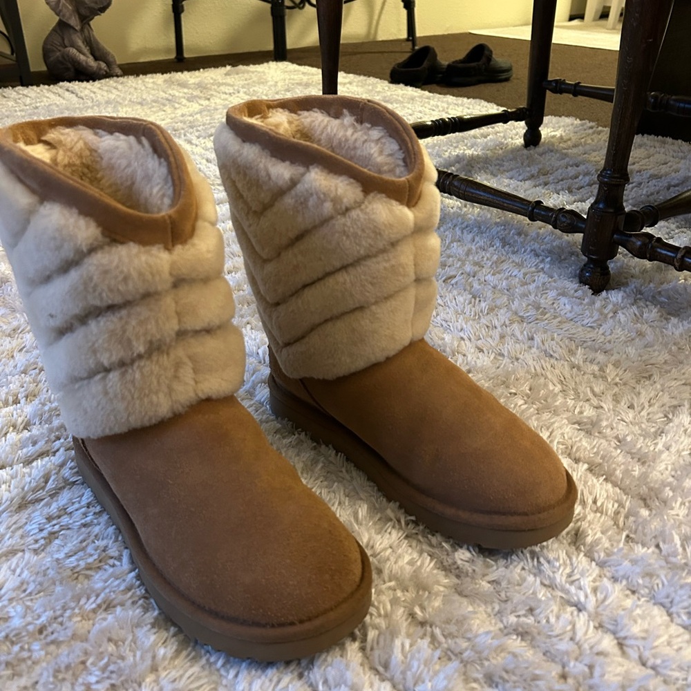 Short Uggs beige and tan like new